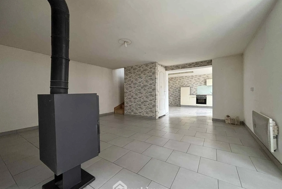 Maison en pierre à Les Ormes de 94m² avec jardin et dépendances 