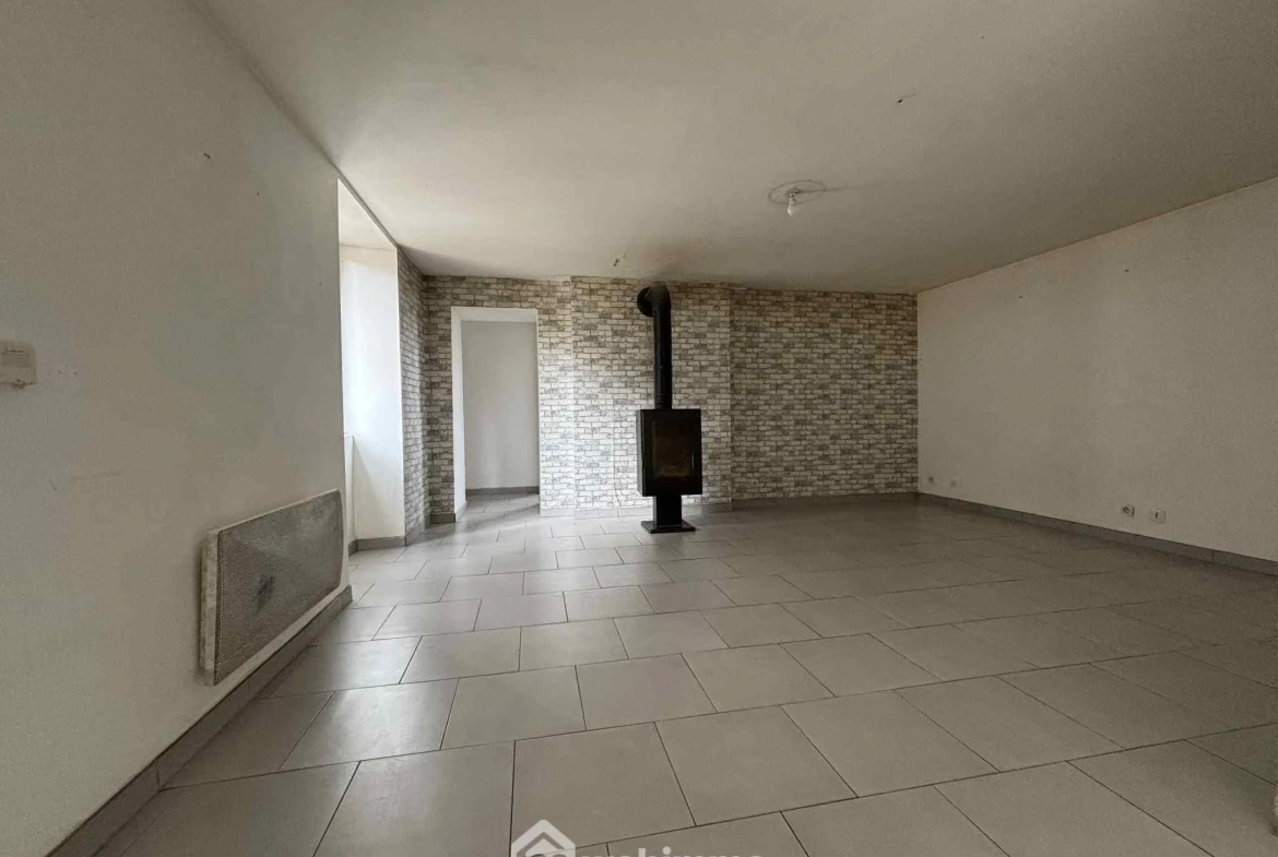 Maison en pierre à Les Ormes de 94m² avec jardin et dépendances 