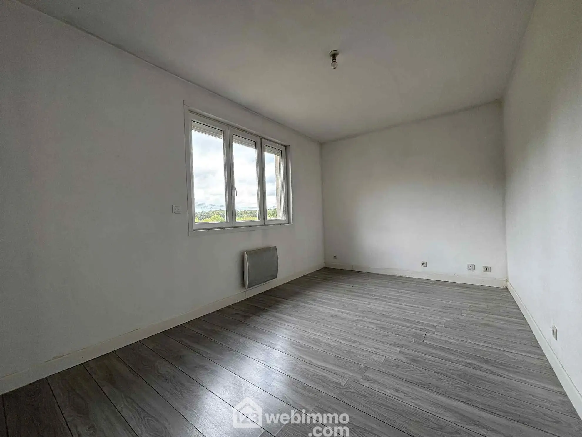 Maison en pierre à Les Ormes de 94m² avec jardin et dépendances 