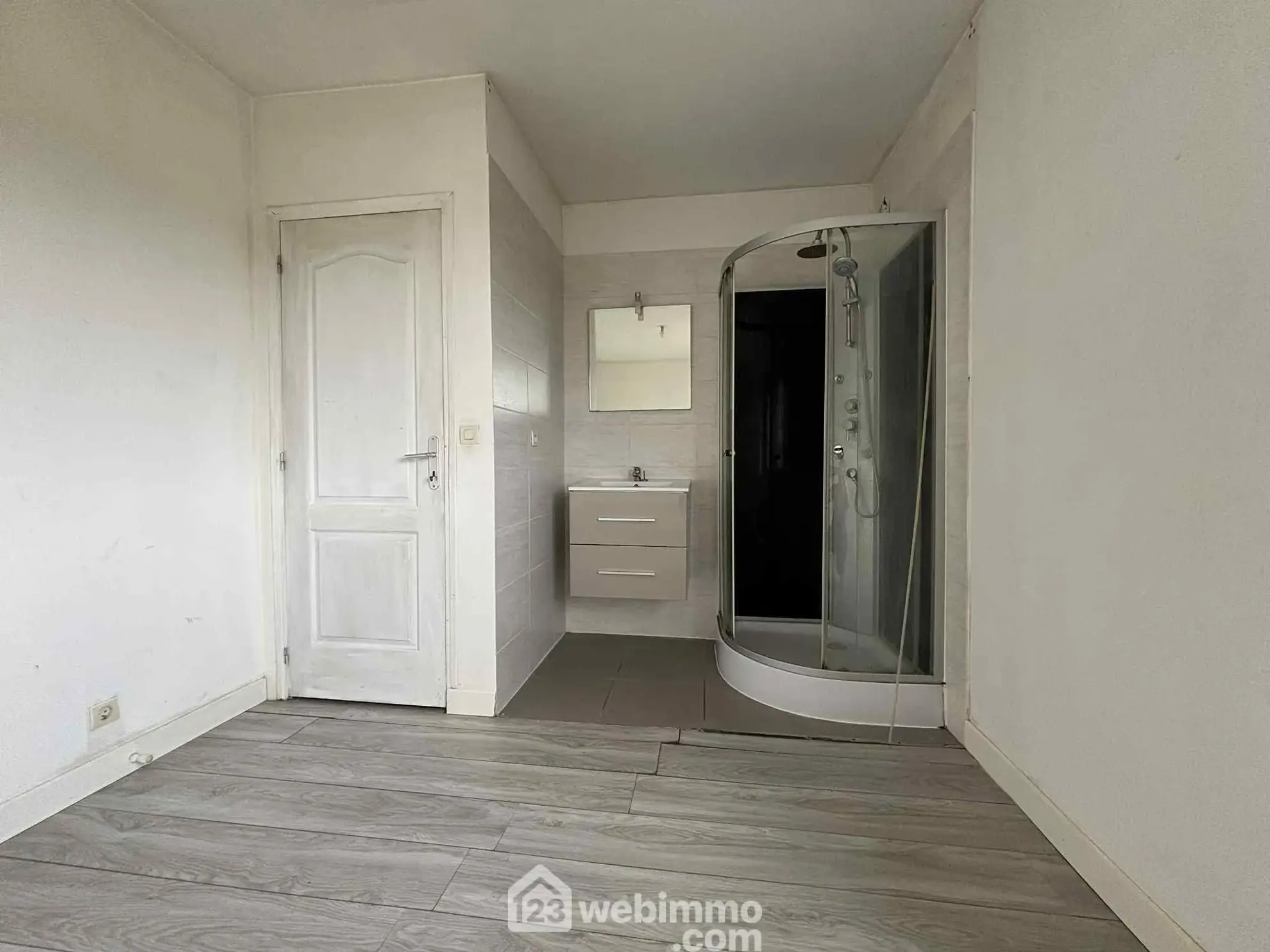 Maison en pierre à Les Ormes de 94m² avec jardin et dépendances 