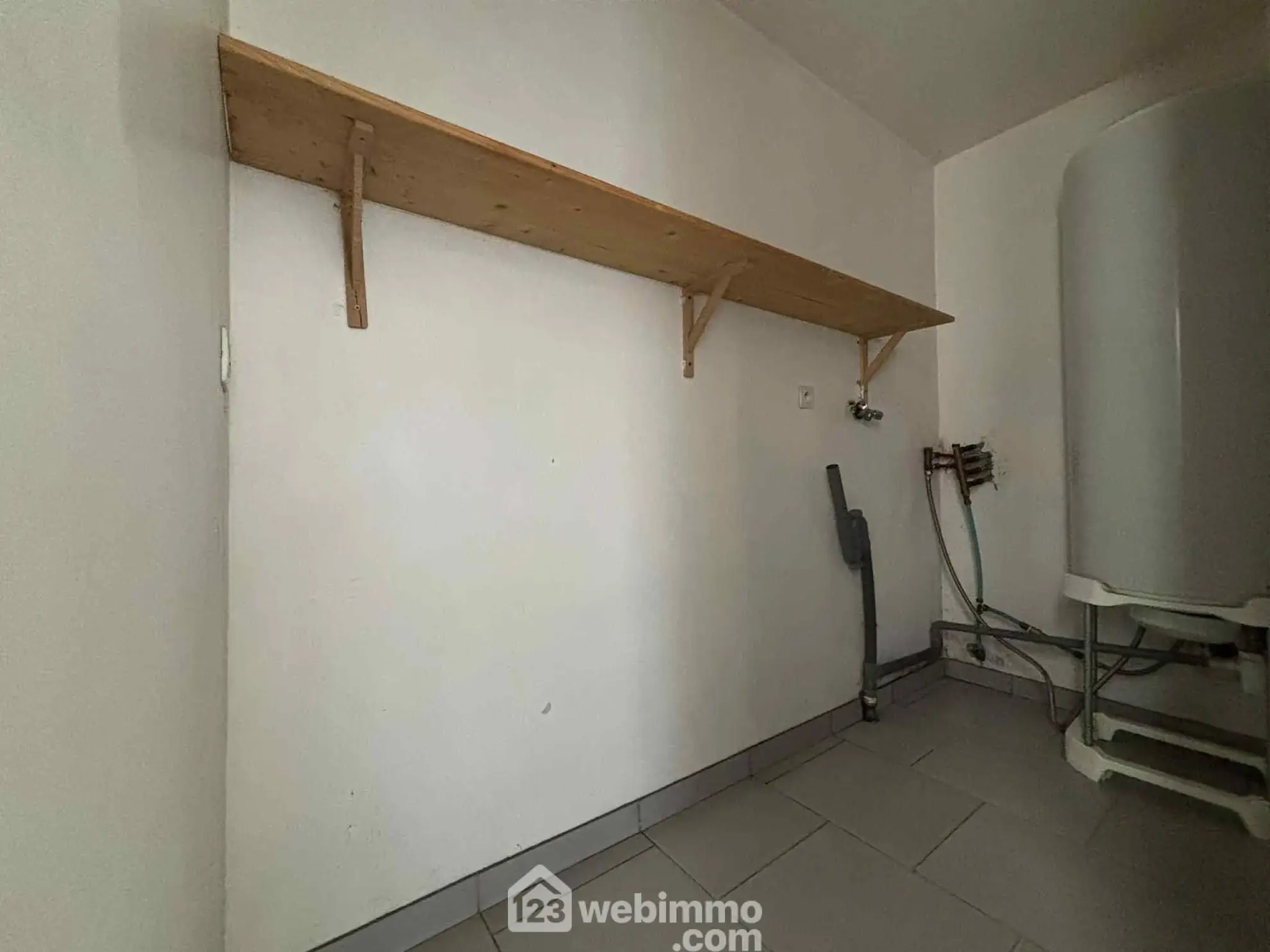 Maison en pierre à Les Ormes de 94m² avec jardin et dépendances 