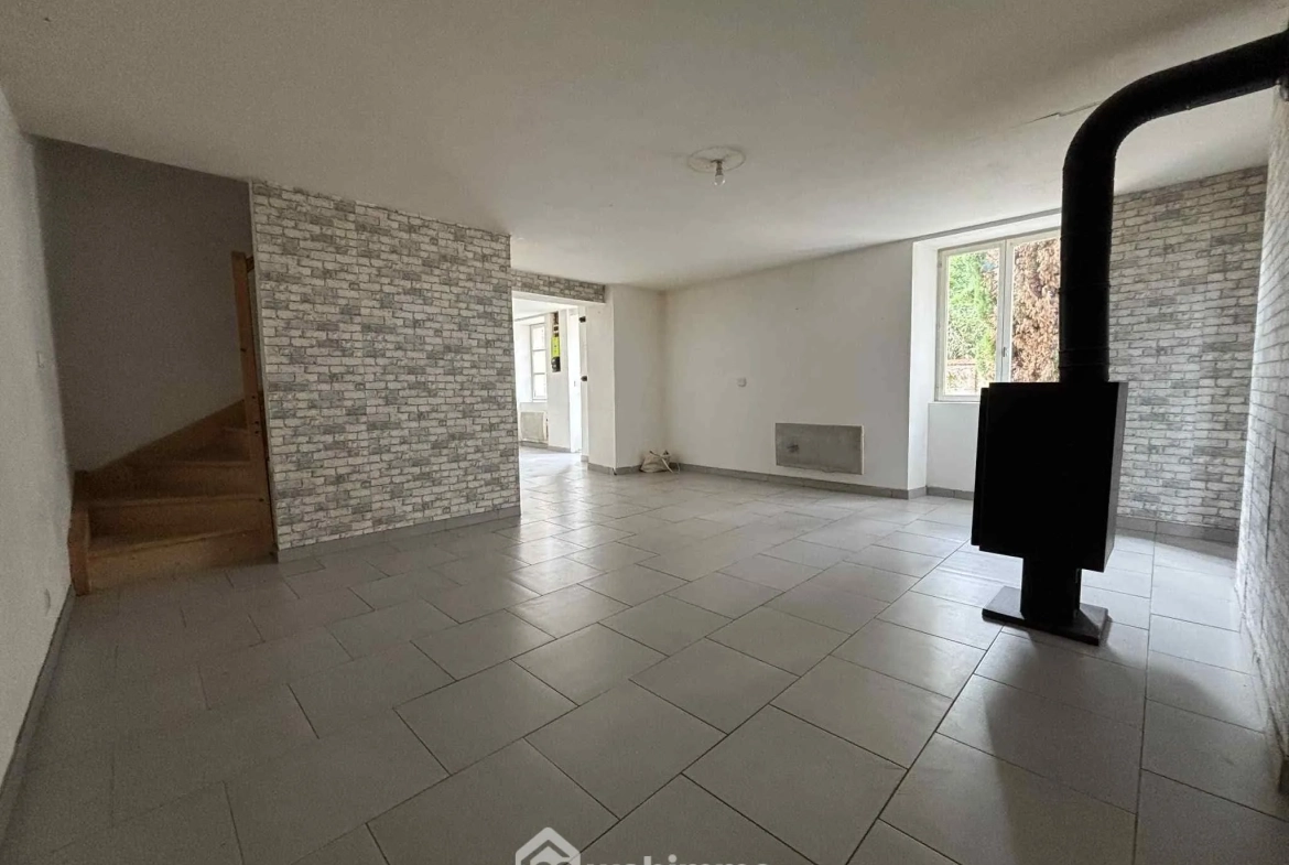 Maison en pierre à Les Ormes de 94m² avec jardin et dépendances 