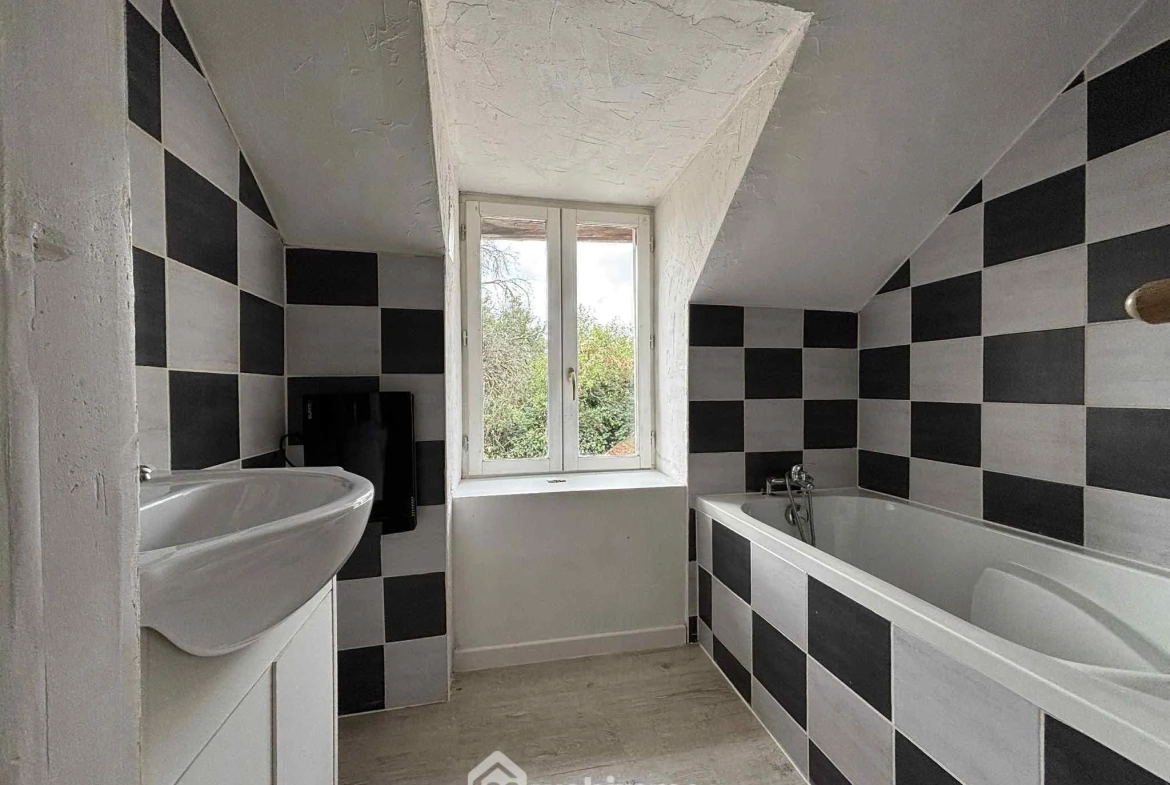 Maison en pierre à Les Ormes de 94m² avec jardin et dépendances 