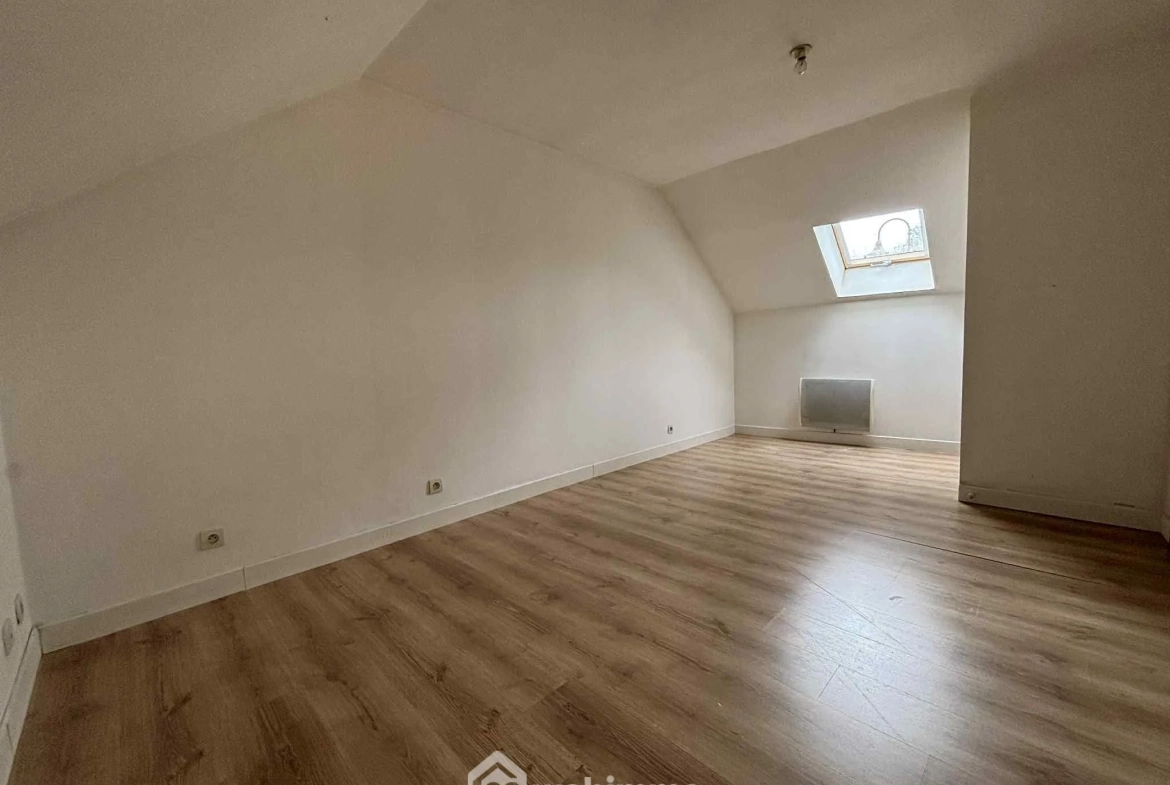 Maison en pierre à Les Ormes de 94m² avec jardin et dépendances 