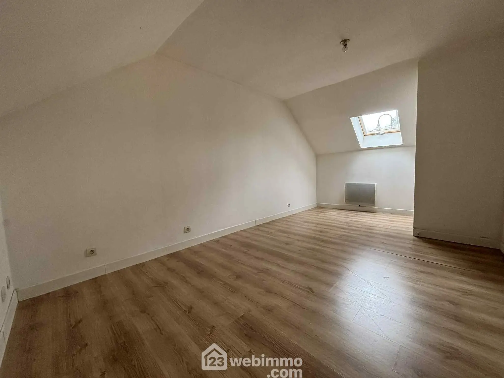 Maison en pierre à Les Ormes de 94m² avec jardin et dépendances 