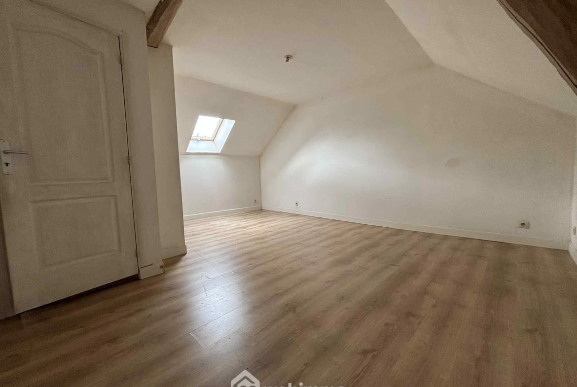 Maison en pierre à Les Ormes de 94m² avec jardin et dépendances 