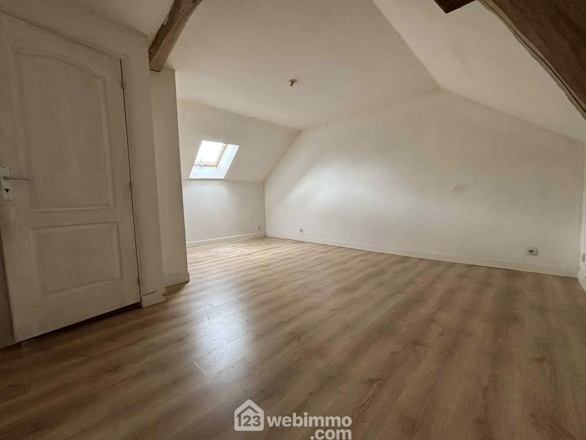 Maison en pierre à Les Ormes de 94m² avec jardin et dépendances 