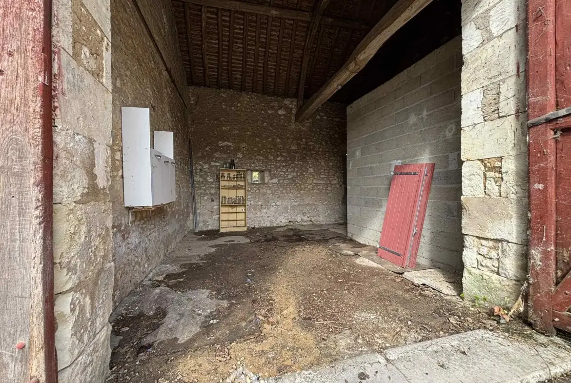 Maison en pierre à Les Ormes de 94m² avec jardin et dépendances 