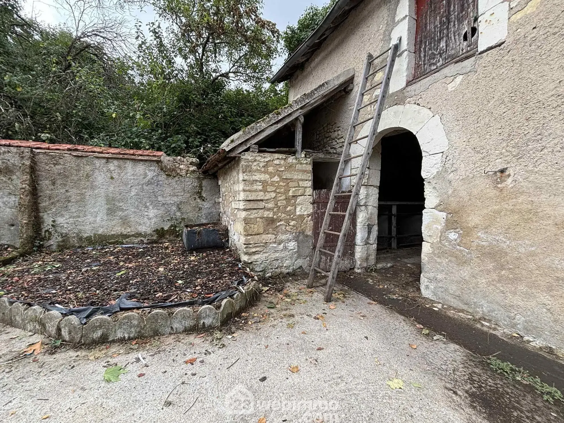 Maison en pierre à Les Ormes de 94m² avec jardin et dépendances 