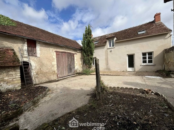 Maison ancienne en pierre à vendre à Les Ormes avec jardin et garage