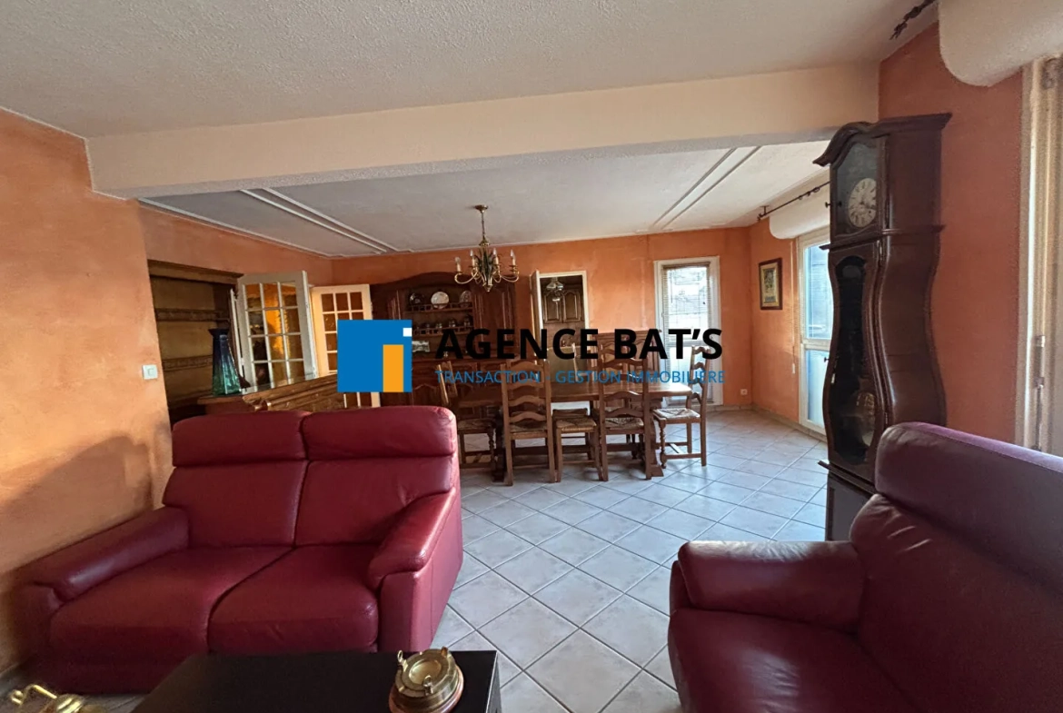 Appartement 96 m² à Saint-Étienne avec parking, cave et balcon 