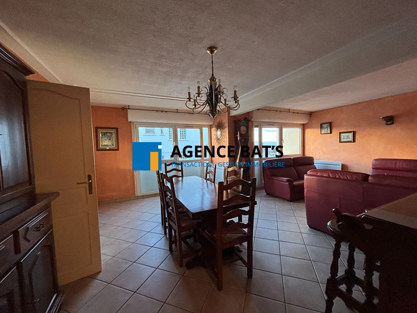Appartement 96 m² à Saint-Étienne avec parking, cave et balcon 