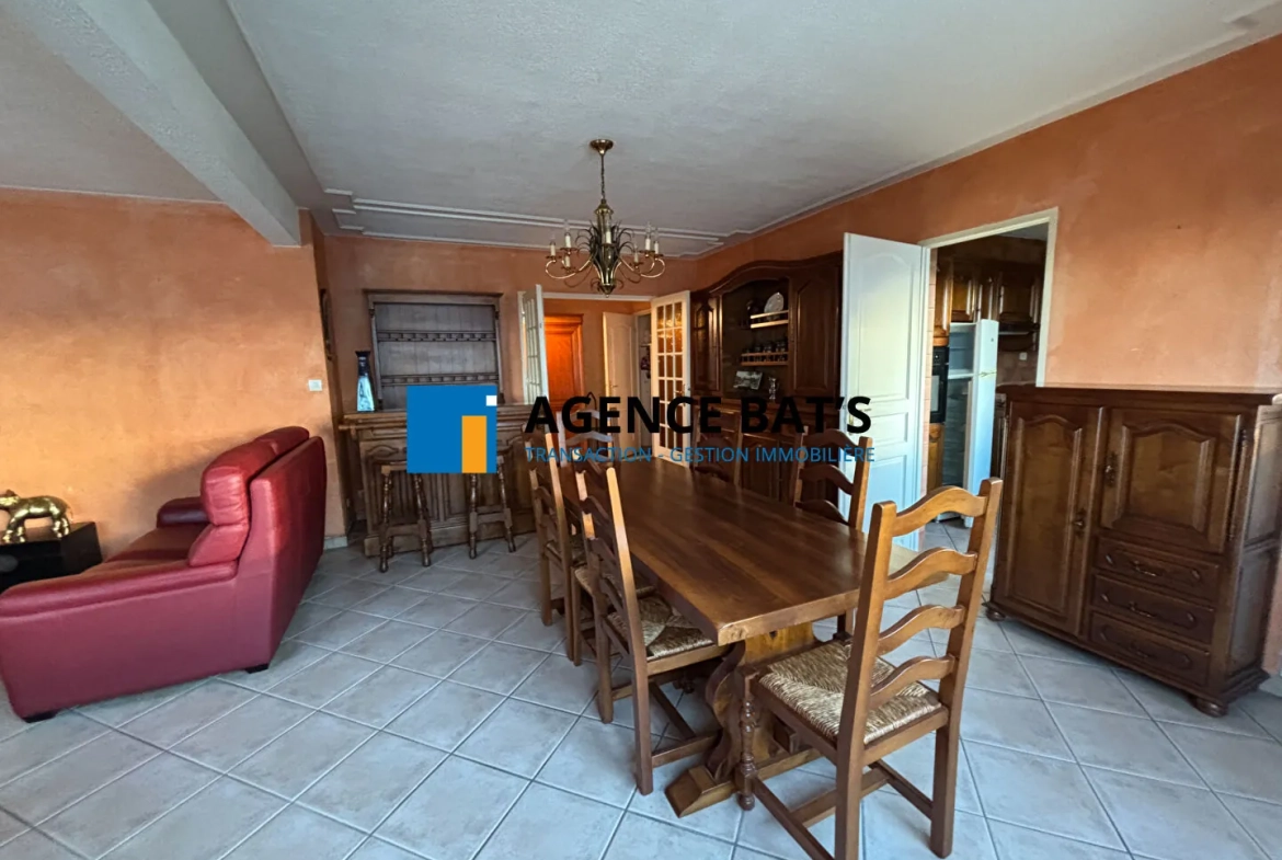 Appartement 96 m² à Saint-Étienne avec parking, cave et balcon 