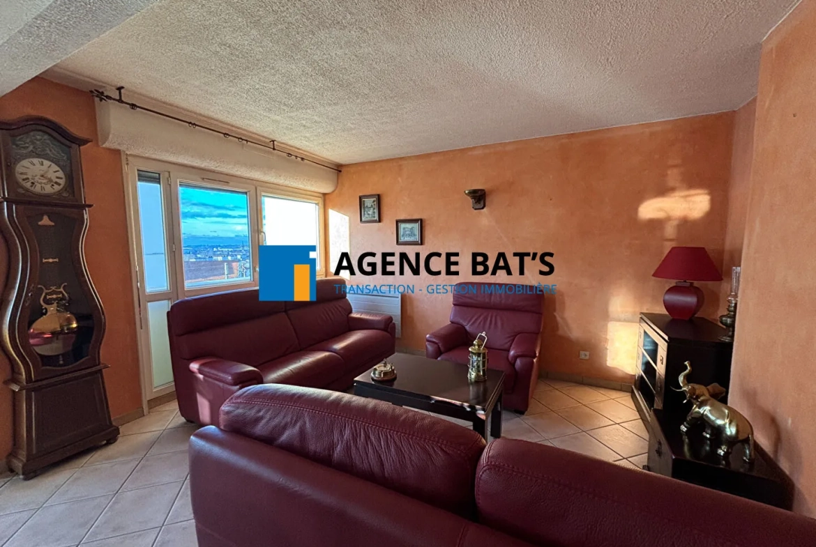 Appartement 96 m² à Saint-Étienne avec parking, cave et balcon 