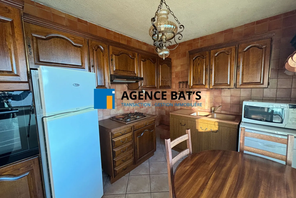 Appartement 96 m² à Saint-Étienne avec parking, cave et balcon 