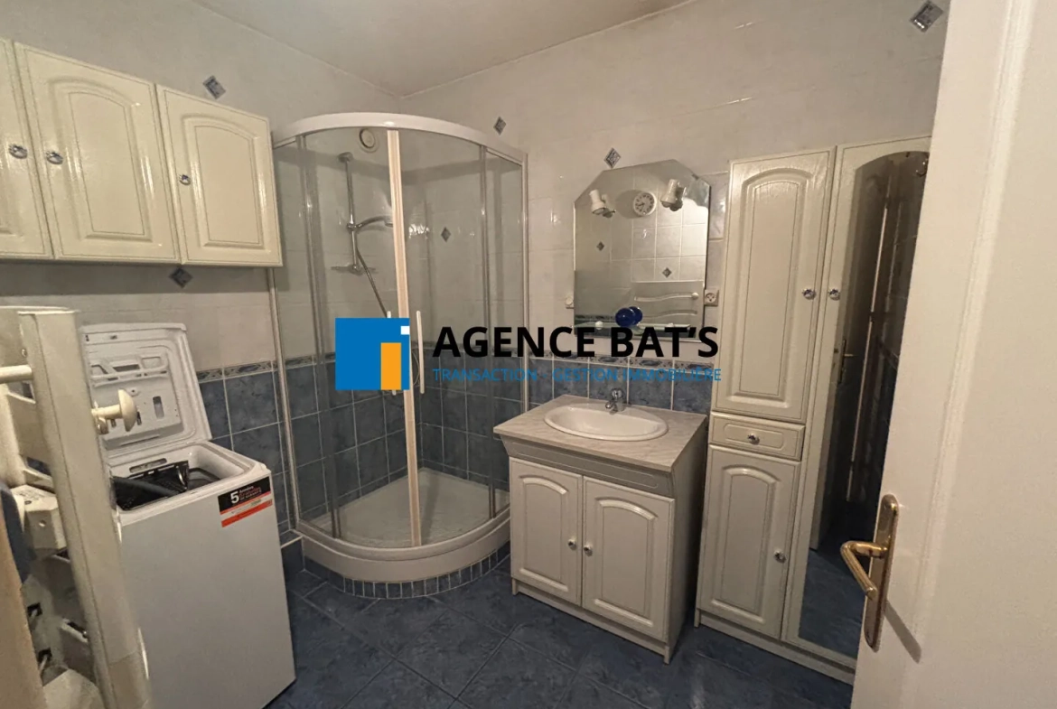 Appartement 96 m² à Saint-Étienne avec parking, cave et balcon 