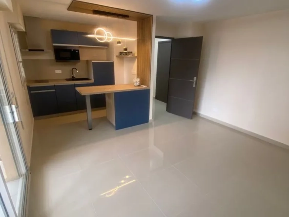 Appartement rénové de 3 pièces avec terrasse à Frejus - Proximité mer et port