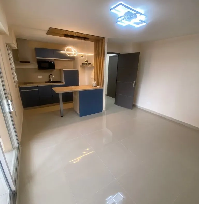 Appartement rénové de 3 pièces avec terrasse à Frejus - Proximité mer et port 
