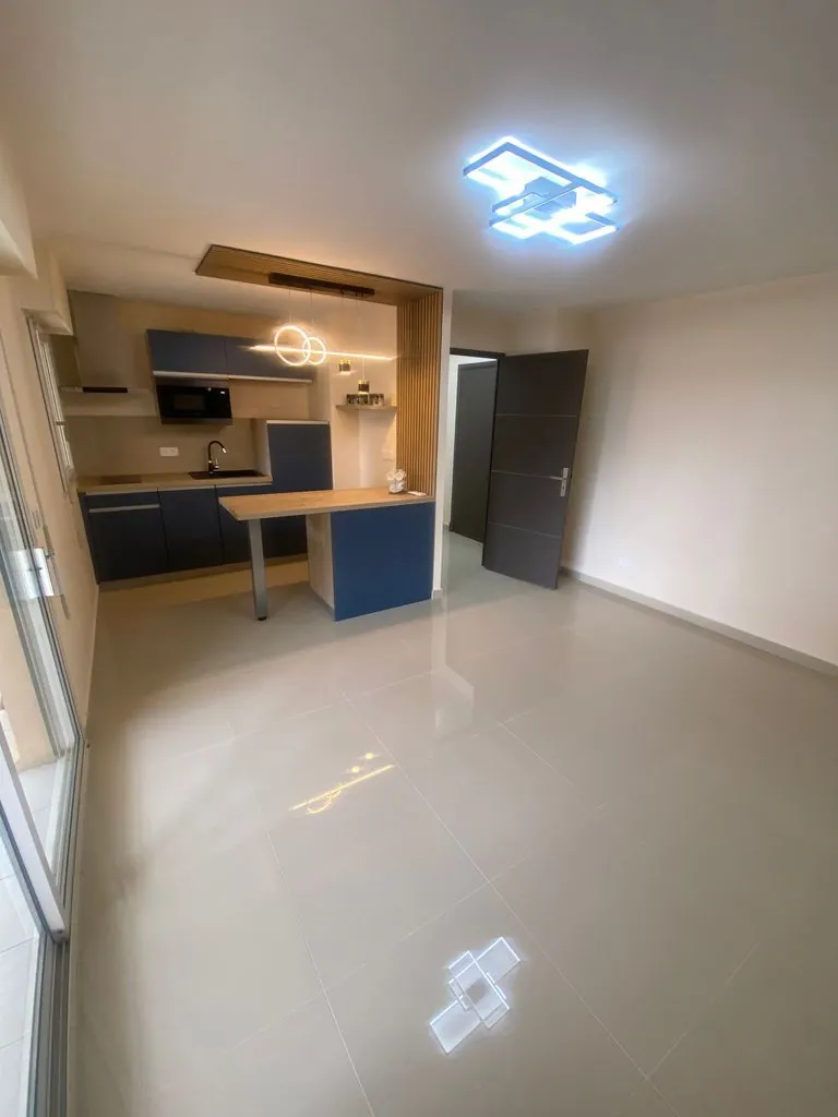 Appartement rénové de 3 pièces avec terrasse à Frejus - Proximité mer et port 
