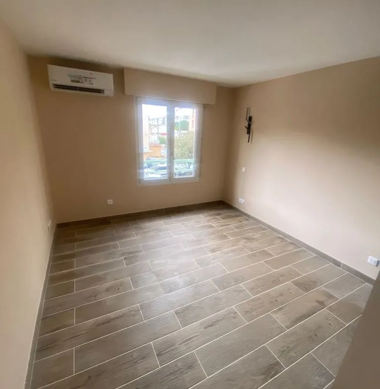 Appartement rénové de 3 pièces avec terrasse à Frejus - Proximité mer et port 