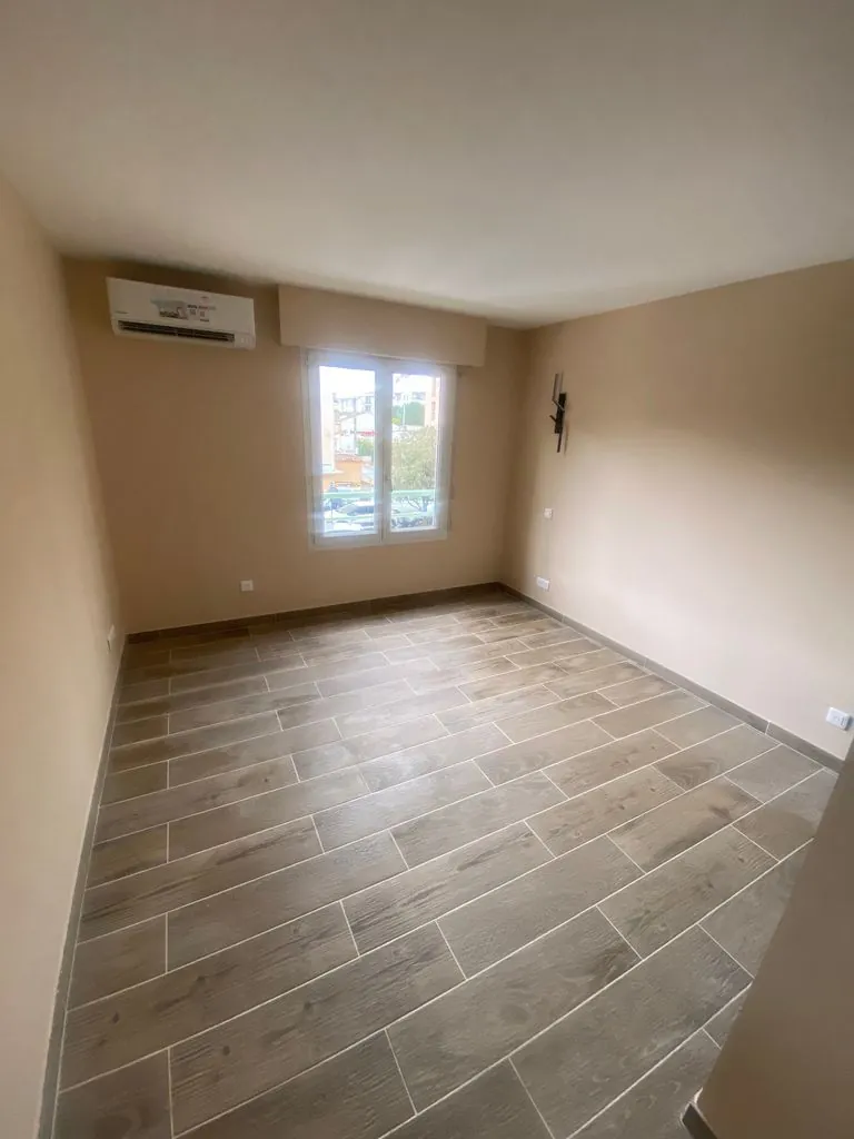Appartement rénové de 3 pièces avec terrasse à Frejus - Proximité mer et port 