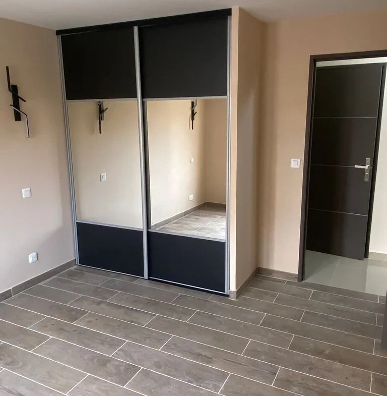 Appartement rénové de 3 pièces avec terrasse à Frejus - Proximité mer et port 