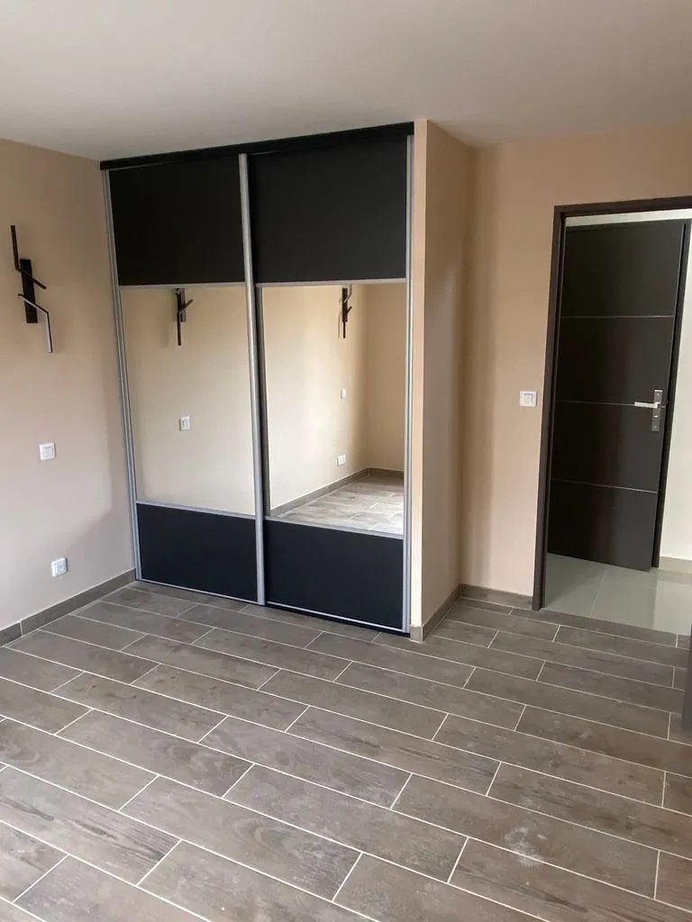 Appartement rénové de 3 pièces avec terrasse à Frejus - Proximité mer et port 