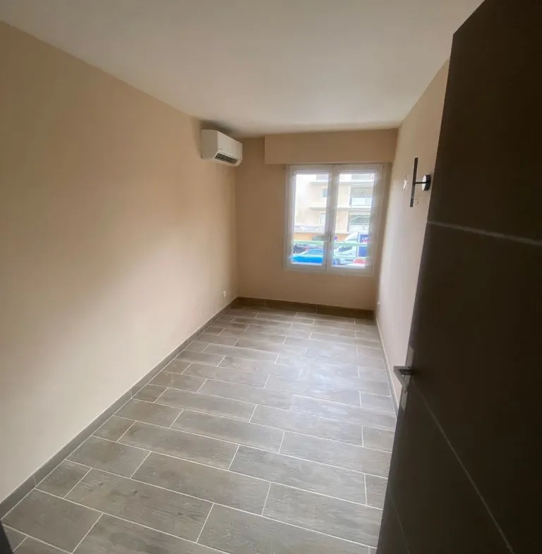 Appartement rénové de 3 pièces avec terrasse à Frejus - Proximité mer et port 