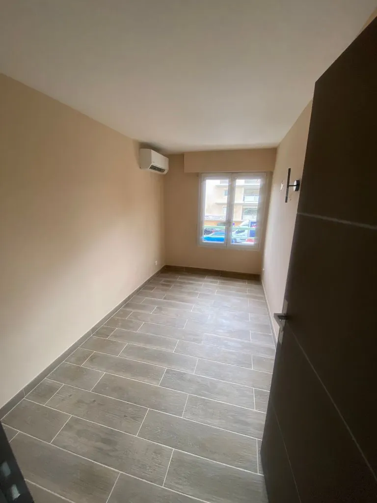 Appartement rénové de 3 pièces avec terrasse à Frejus - Proximité mer et port 
