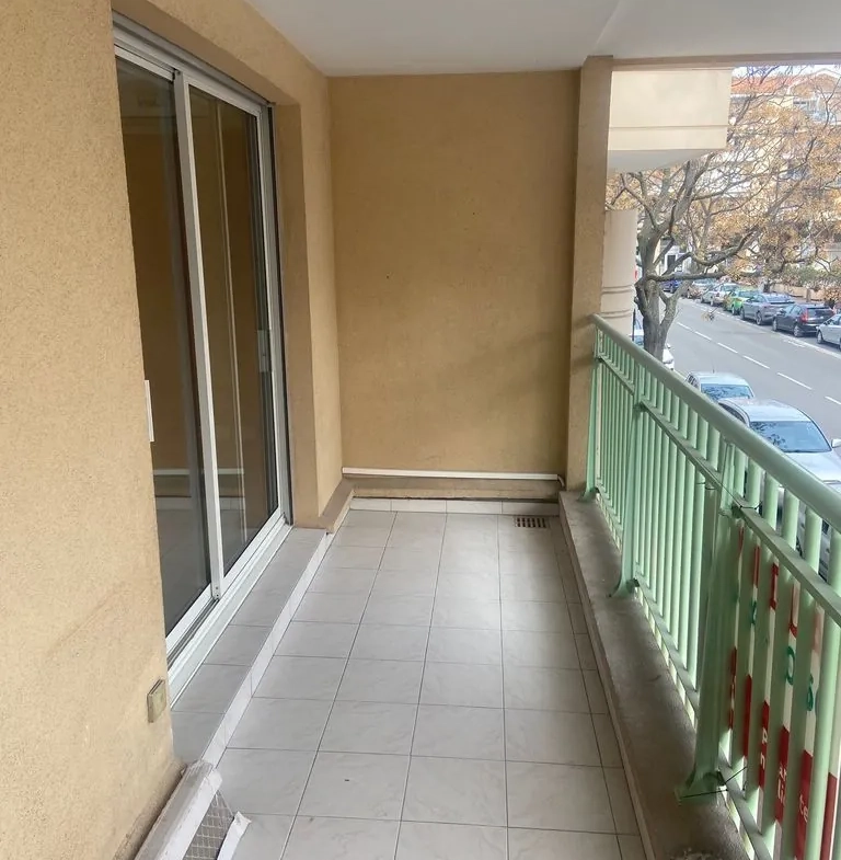 Appartement rénové de 3 pièces avec terrasse à Frejus - Proximité mer et port 