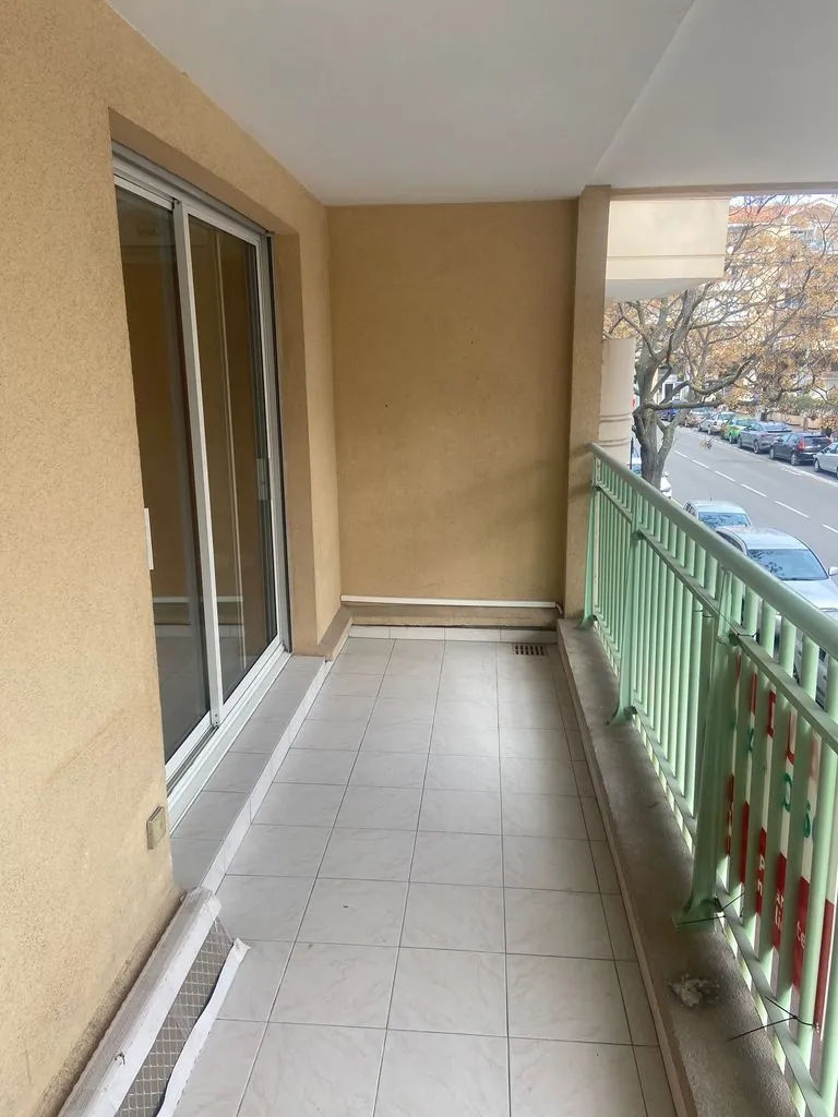 Appartement rénové de 3 pièces avec terrasse à Frejus - Proximité mer et port 