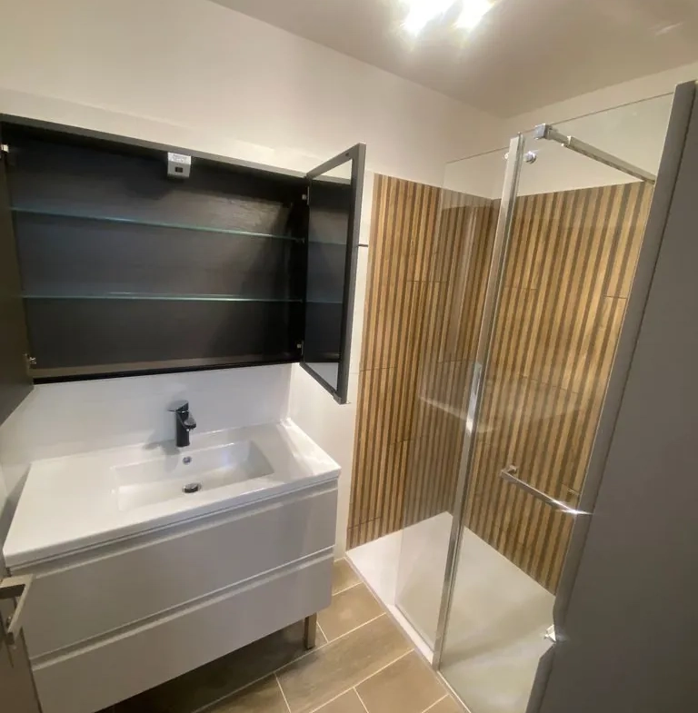Appartement rénové de 3 pièces avec terrasse à Frejus - Proximité mer et port 