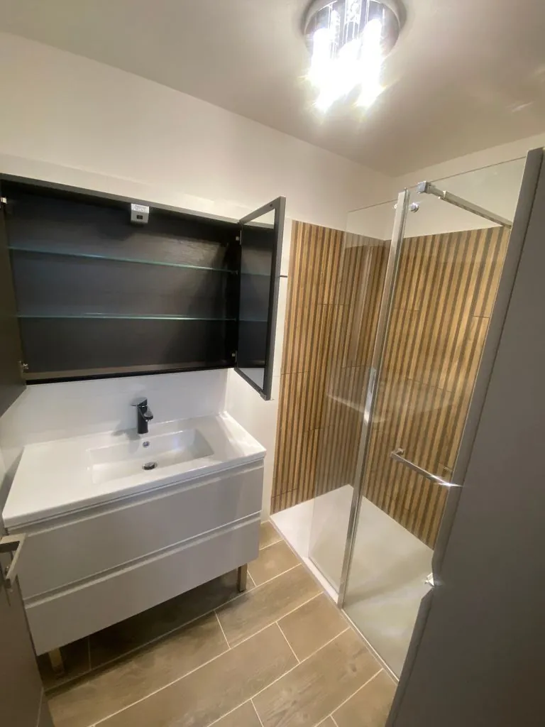 Appartement rénové de 3 pièces avec terrasse à Frejus - Proximité mer et port 