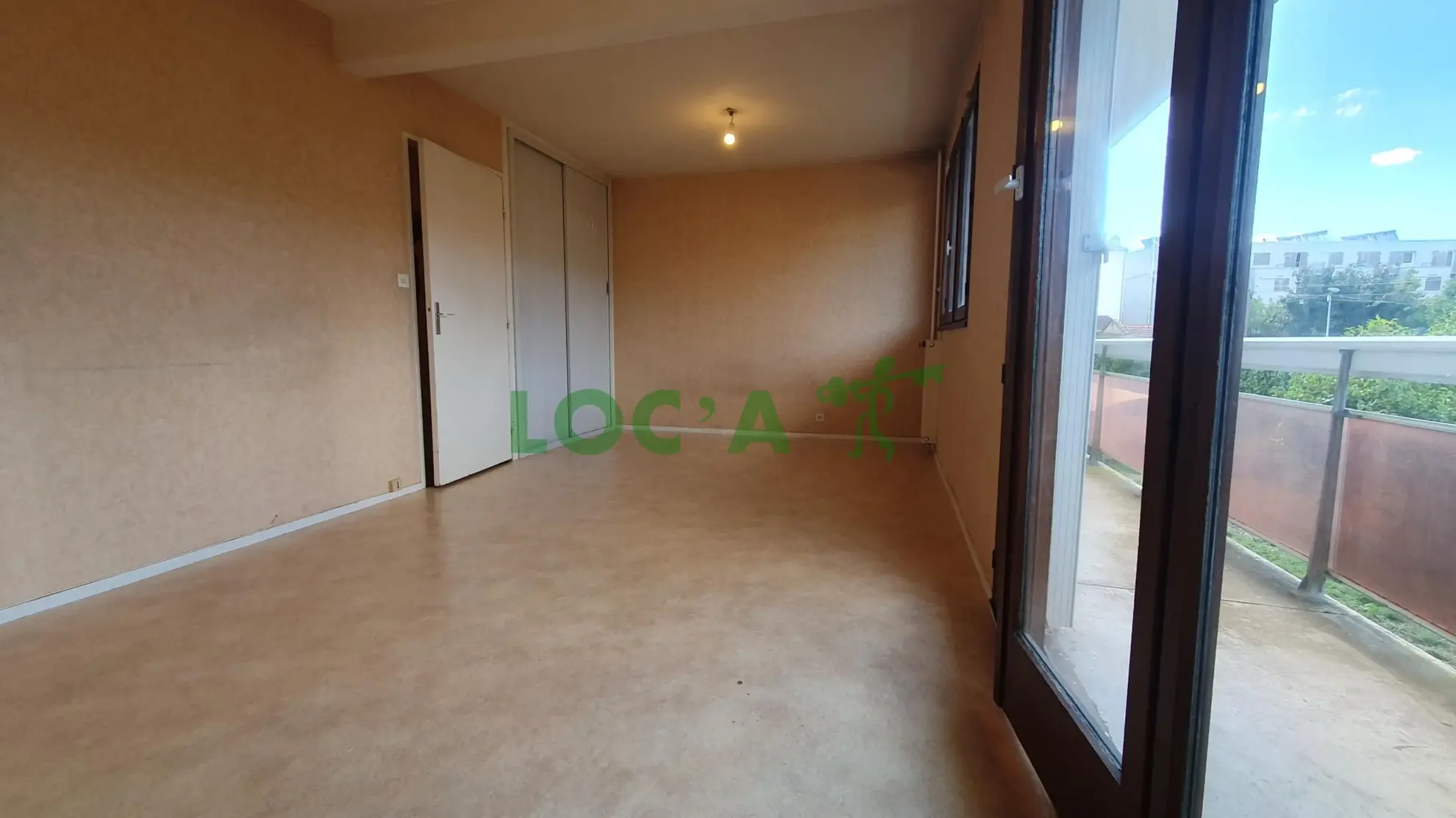 Appartement F1 à Dijon de 35 m² avec balcon, cave et parking proche Place Wilson 