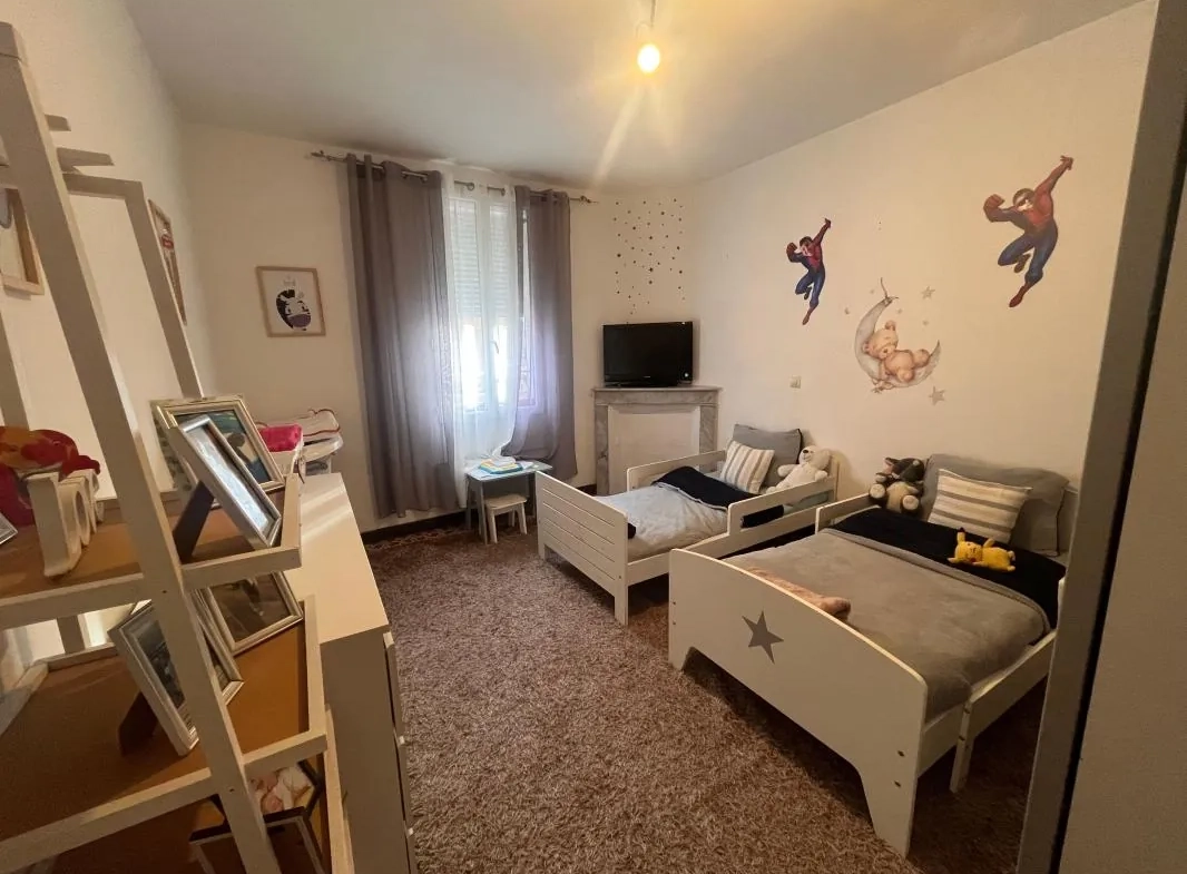 Maison en duplex de 125 m² à vendre à Remoulins – 8 pièces et location en cours 