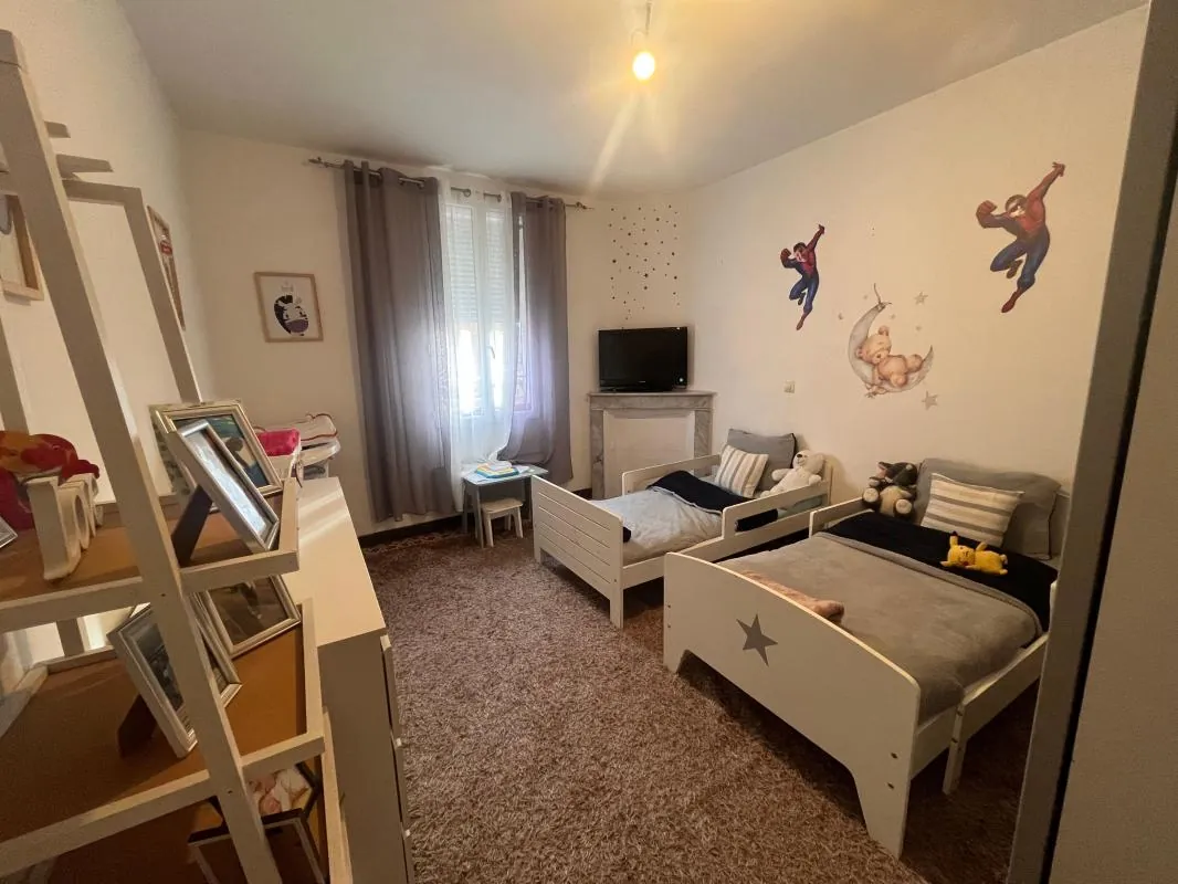 Maison en duplex de 125 m² à vendre à Remoulins – 8 pièces et location en cours 