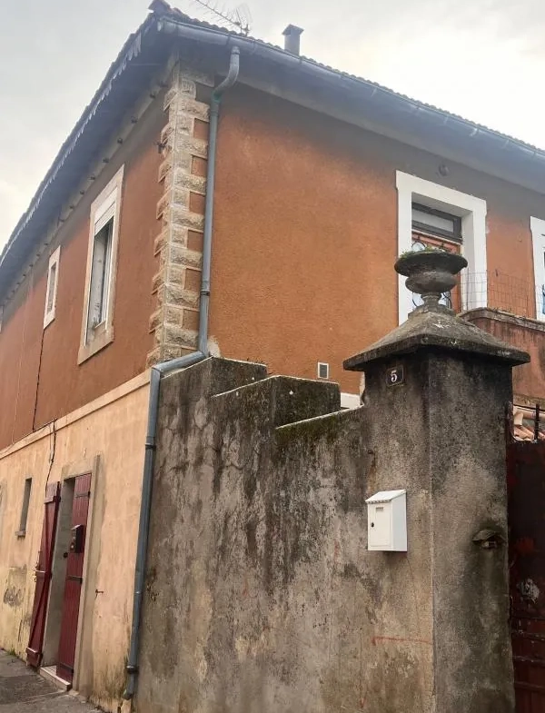 Maison en duplex de 125 m² à vendre à Remoulins – 8 pièces et location en cours 