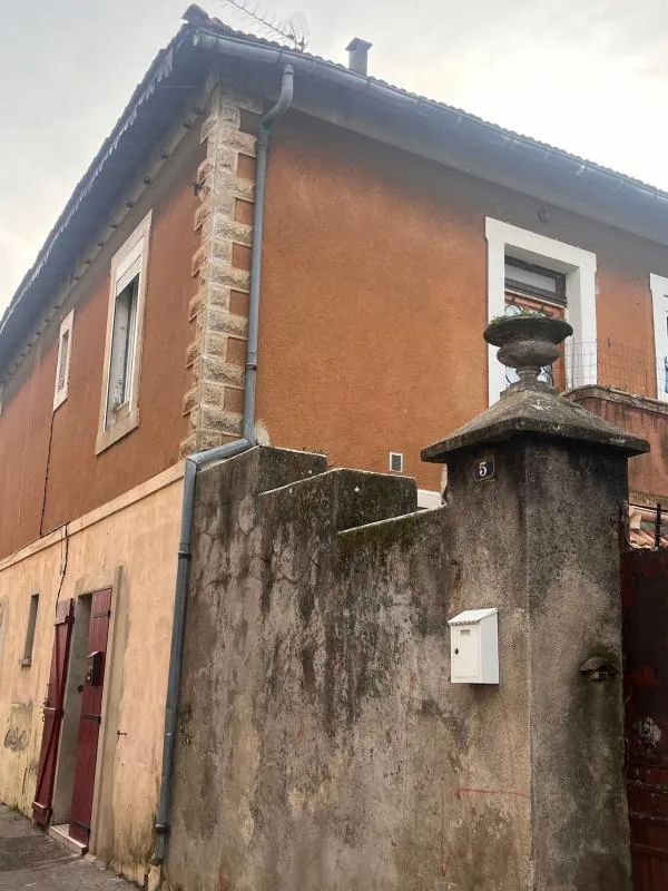 Maison en duplex de 125 m² à vendre à Remoulins – 8 pièces et location en cours 