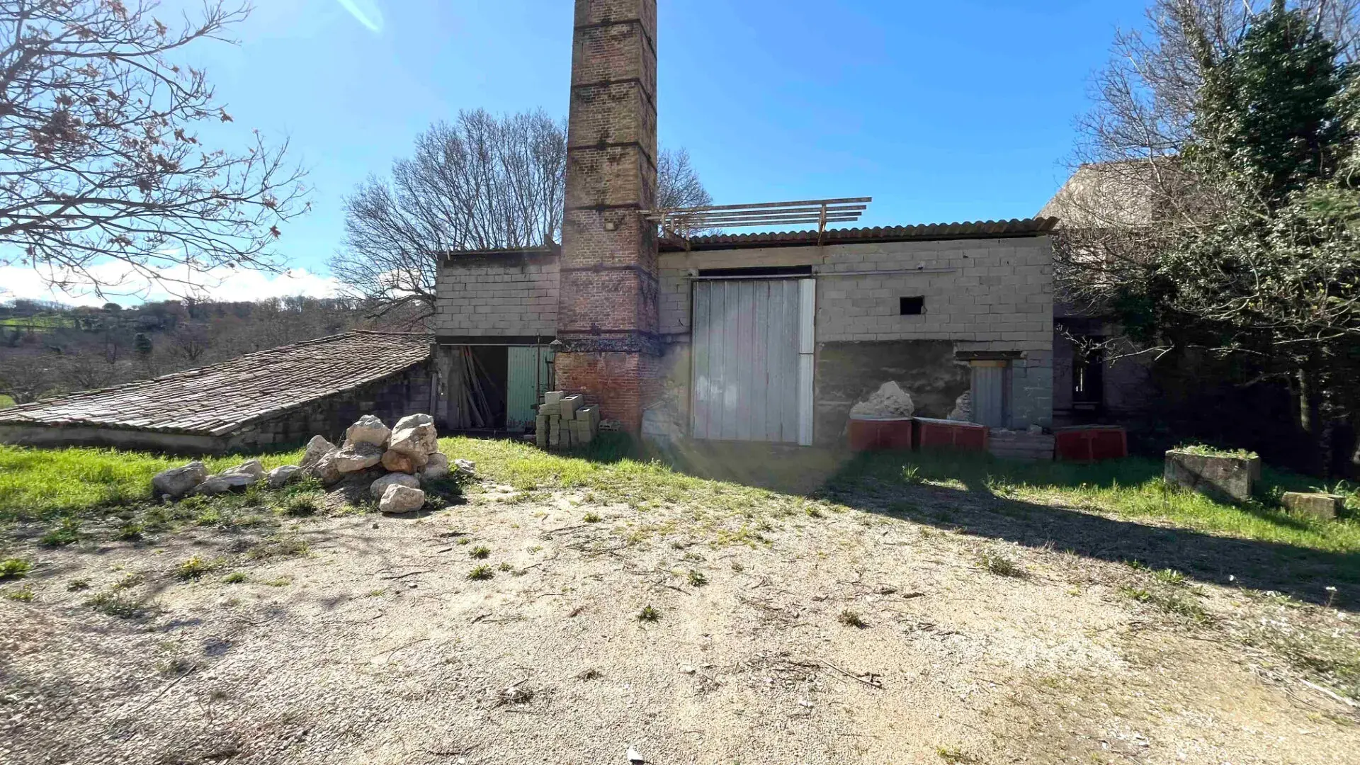 Entrepôt de 104 m² à Saignon avec garage et accès sous-sol 