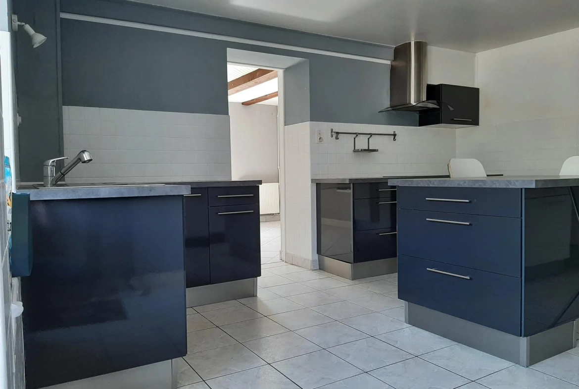 Immeuble de rapport à vendre à Lepanges-sur-Vologne avec grands appartements et local commercial 