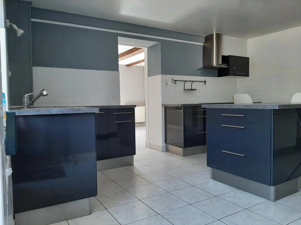 Immeuble de rapport à vendre à Lepanges-sur-Vologne avec grands appartements et local commercial