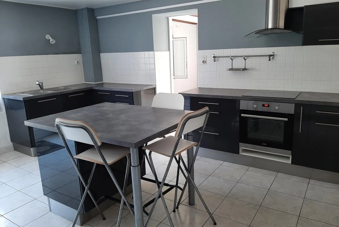Immeuble de rapport à vendre à Lepanges-sur-Vologne avec grands appartements et local commercial 