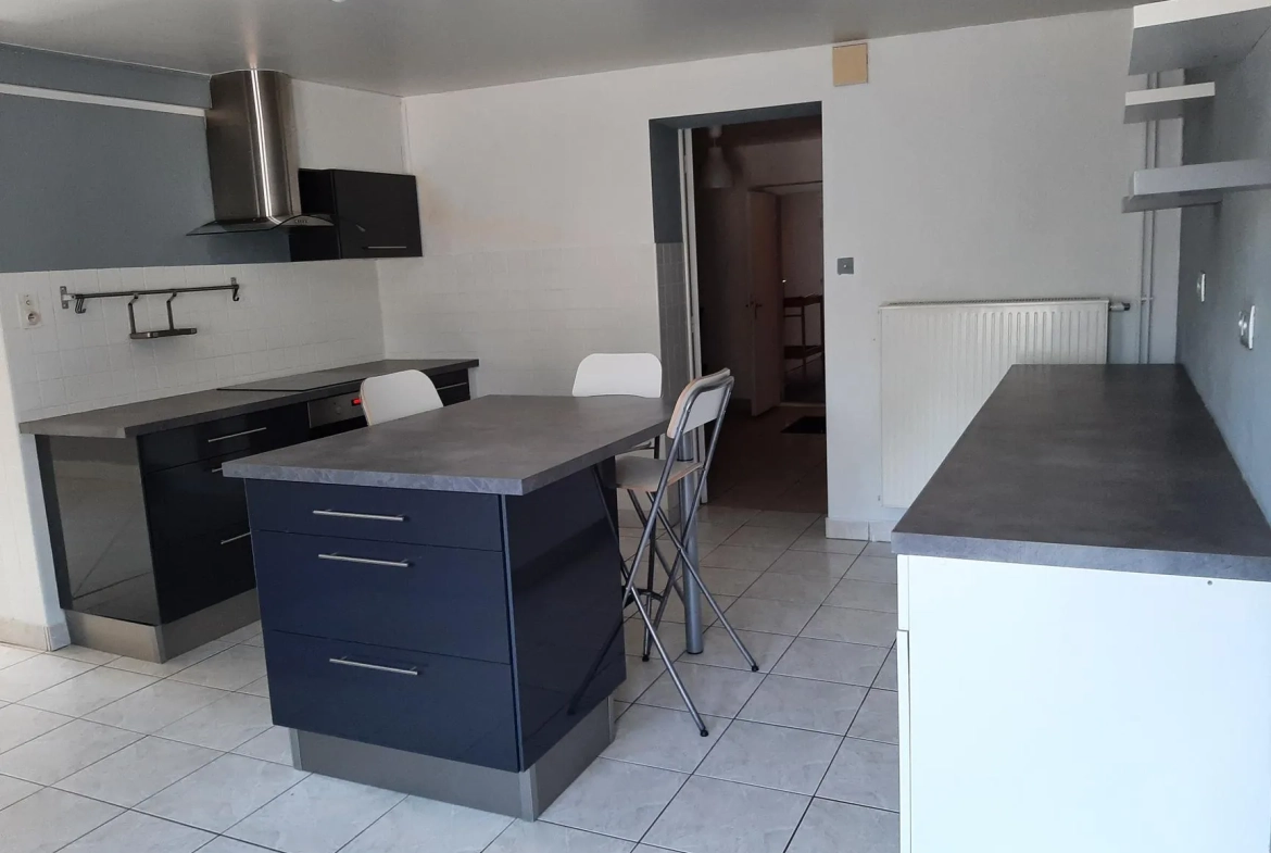 Immeuble de rapport à vendre à Lepanges-sur-Vologne avec grands appartements et local commercial 