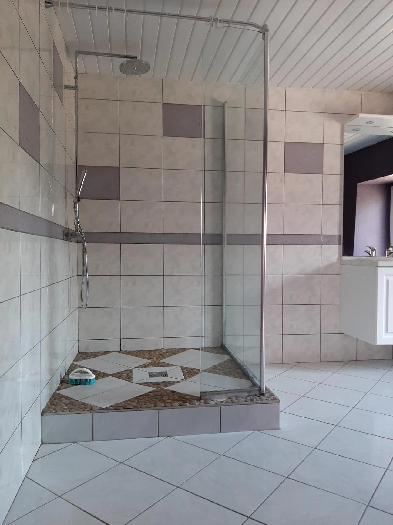Immeuble de rapport à vendre à Lepanges-sur-Vologne avec grands appartements et local commercial 