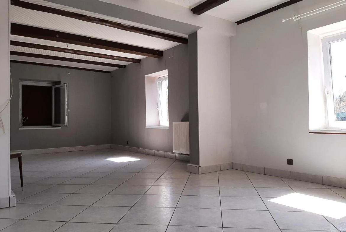 Immeuble de rapport à vendre à Lepanges-sur-Vologne avec grands appartements et local commercial 