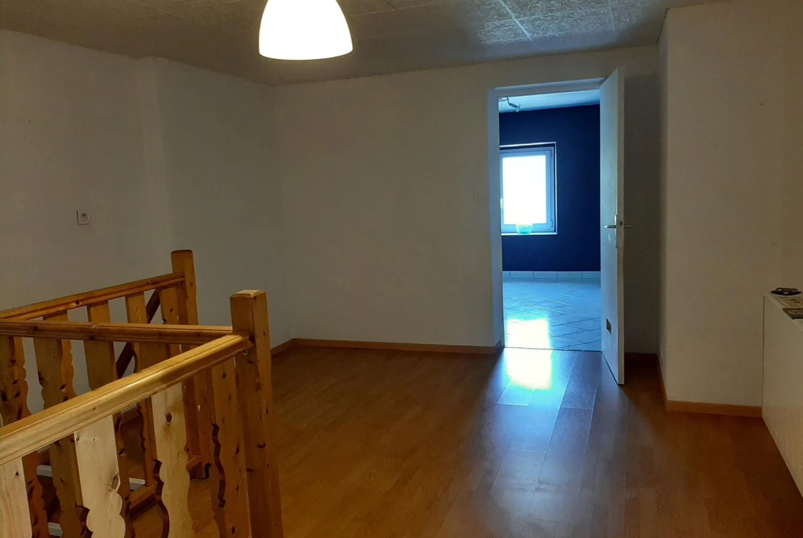 Immeuble de rapport à vendre à Lepanges-sur-Vologne avec grands appartements et local commercial 