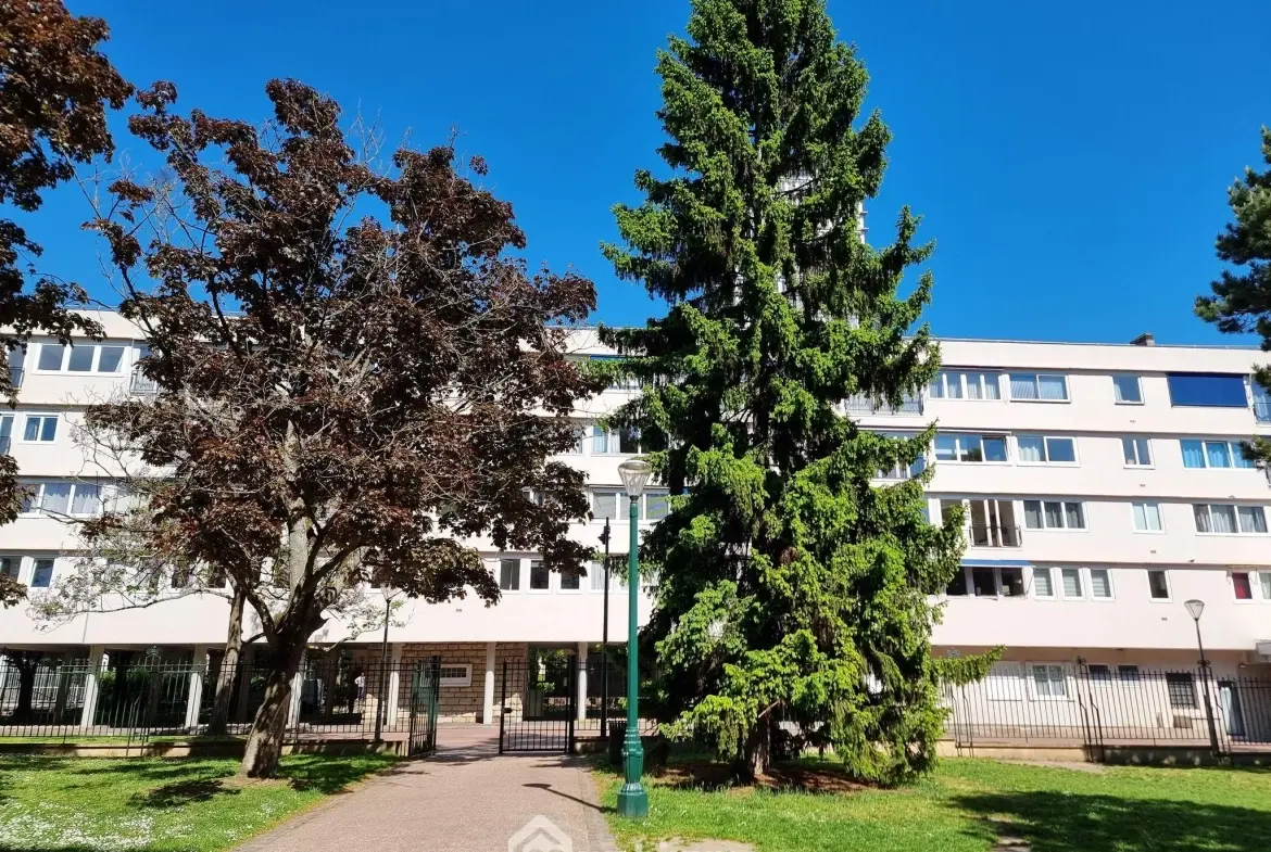 Appartement lumineux de 71,60 m² à Choisy-le-Roi avec parking et vue dégagée 