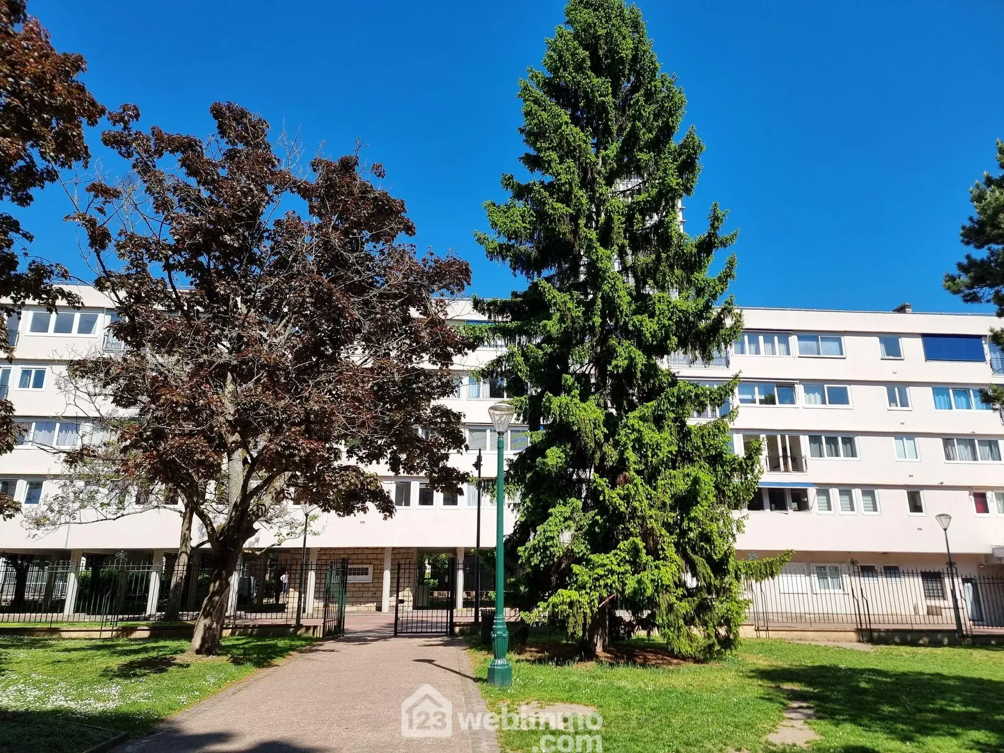 Appartement lumineux de 71,60 m² à Choisy-le-Roi avec parking et vue dégagée 