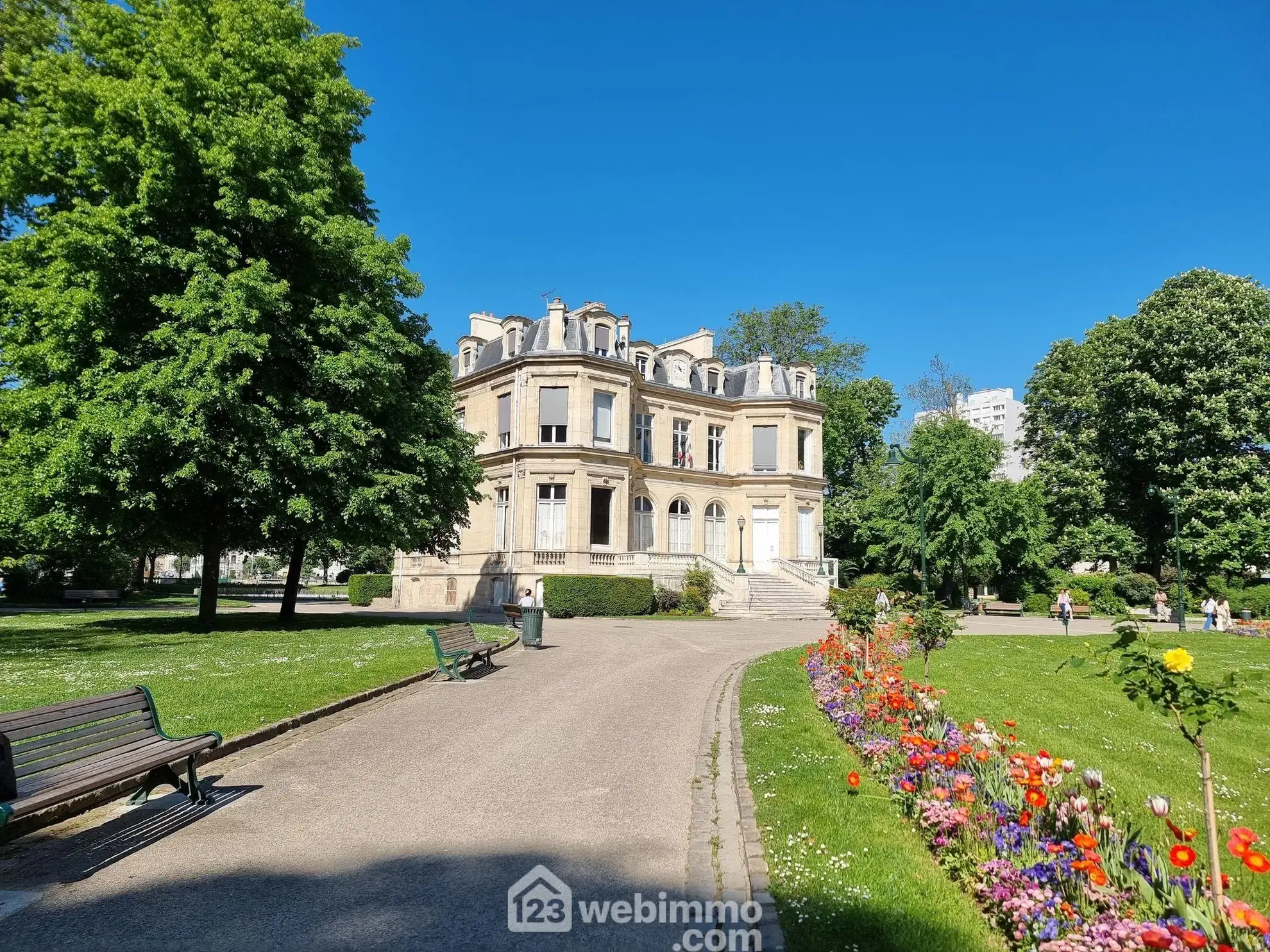 Appartement lumineux de 71,60 m² à Choisy-le-Roi avec parking et vue dégagée 