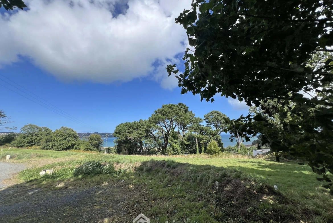 Terrain constructible de 872 m² à Louannec, secteur résidentiel privé 
